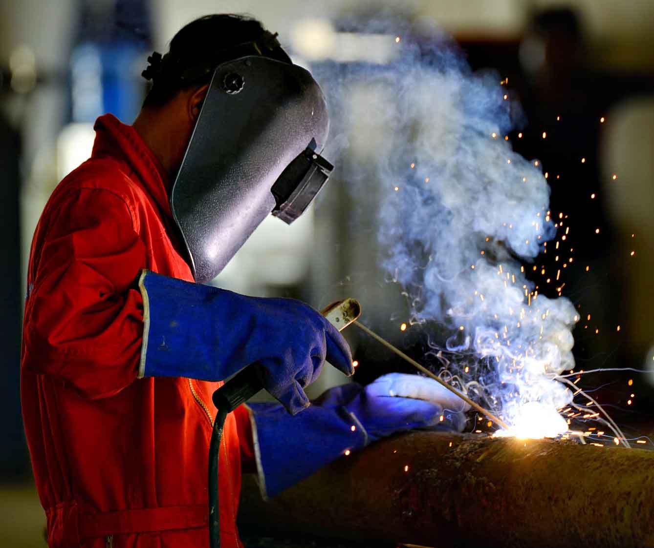 soldador sondando una tubería